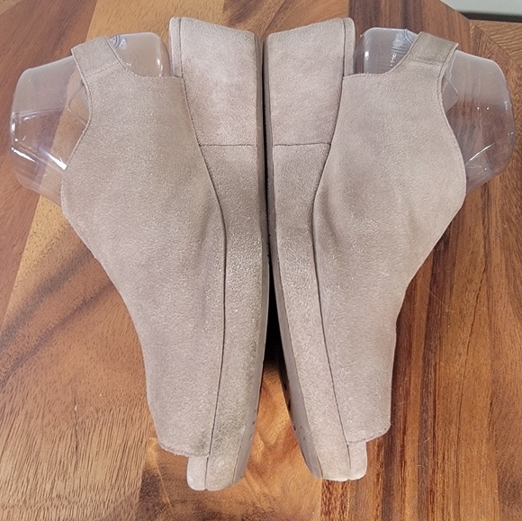 Chocolat Blu Yana Suede Wedge Sandals Size 9.5 Taupe Casual Comfy - Picture 10 of 16